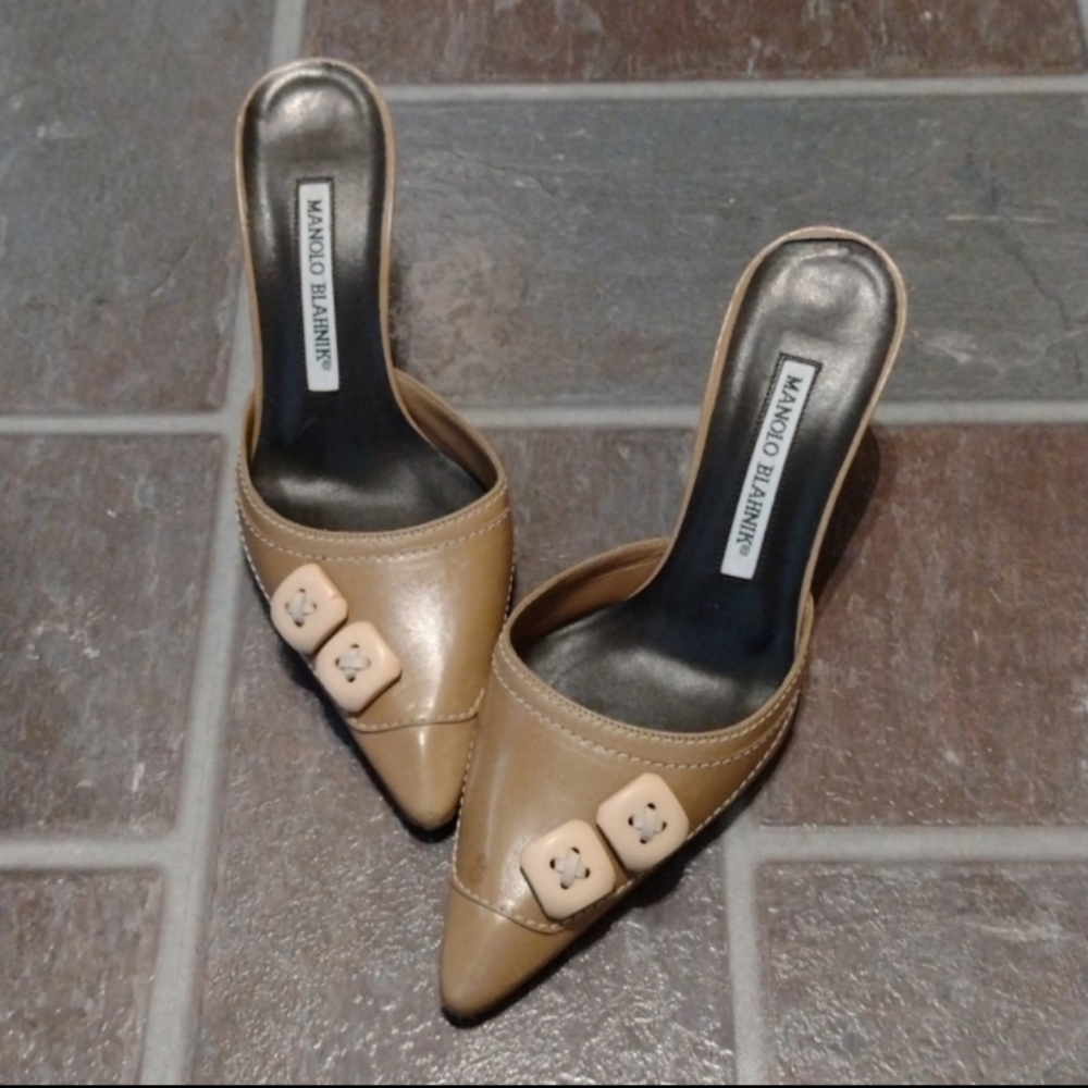 Manolo blahnik taupy brown tan classic Slip On button kitten heel pump size 35